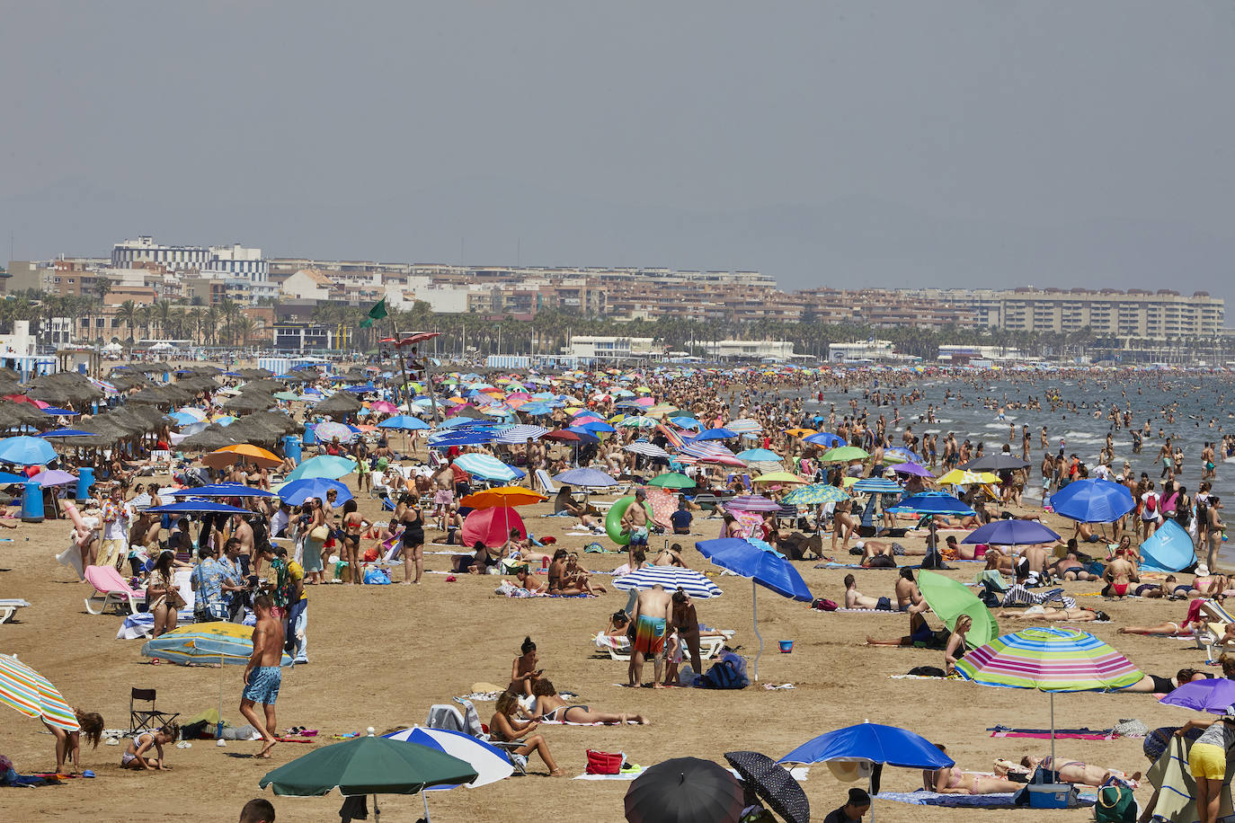 Mucho calor, mucha gente y ganas de diversión este sábado 31 de julio en las playas de la ciudad de Valencia. 