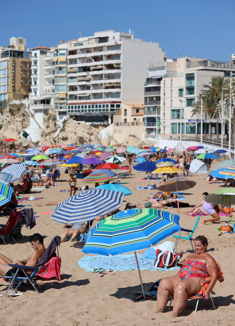 Imágenes atípicas de Benidorm en verano. La localidad alicantina no termina de llenarse como acostumbraba a hacer en estas fechas. La ocupación apenas llega al 70% en la capital del turismo en la Comunitat.