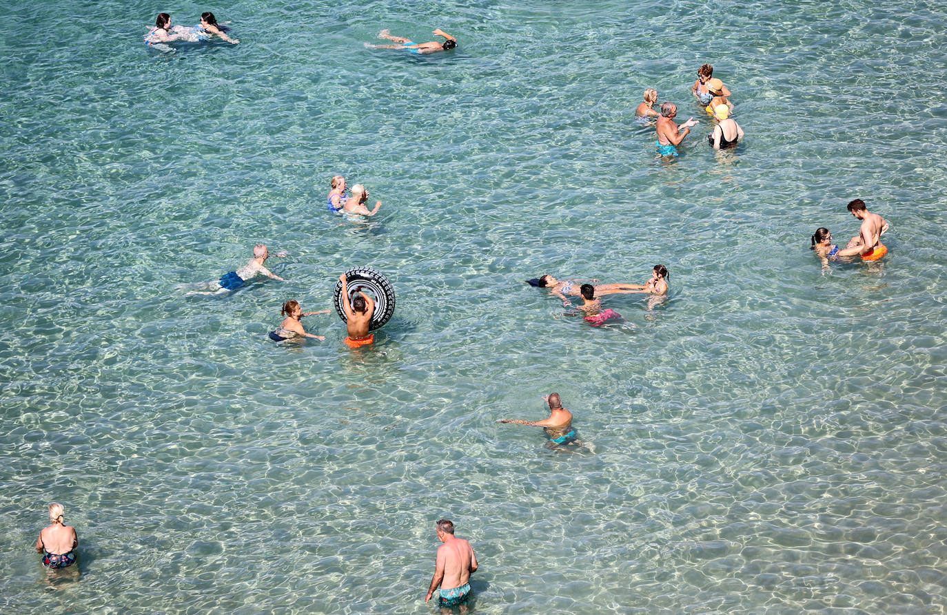 Imágenes atípicas de Benidorm en verano. La localidad alicantina no termina de llenarse como acostumbraba a hacer en estas fechas. La ocupación apenas llega al 70% en la capital del turismo en la Comunitat.