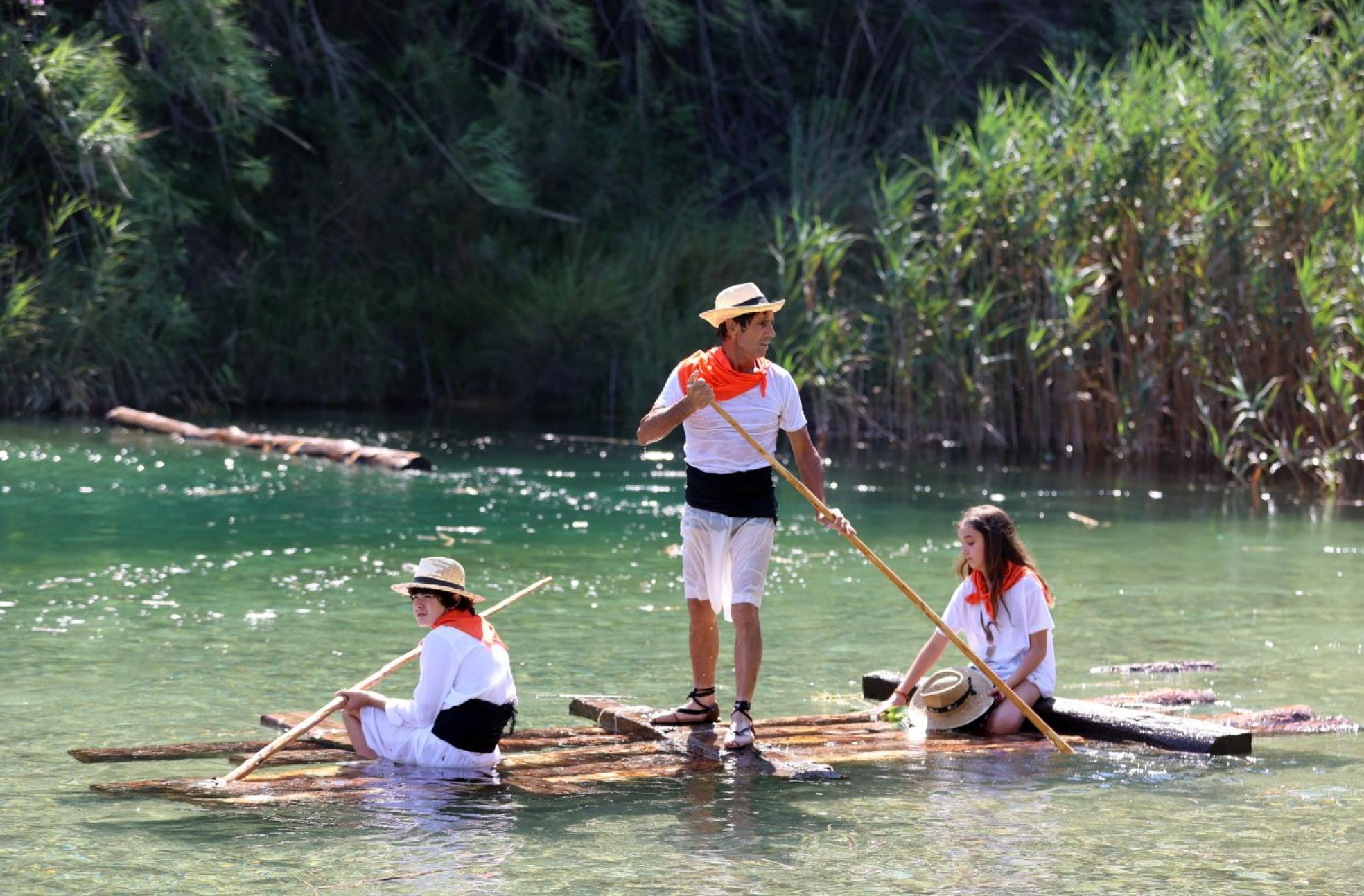 'Nabata' con 'maerers' buscan la corriente del río. txema rodríguez