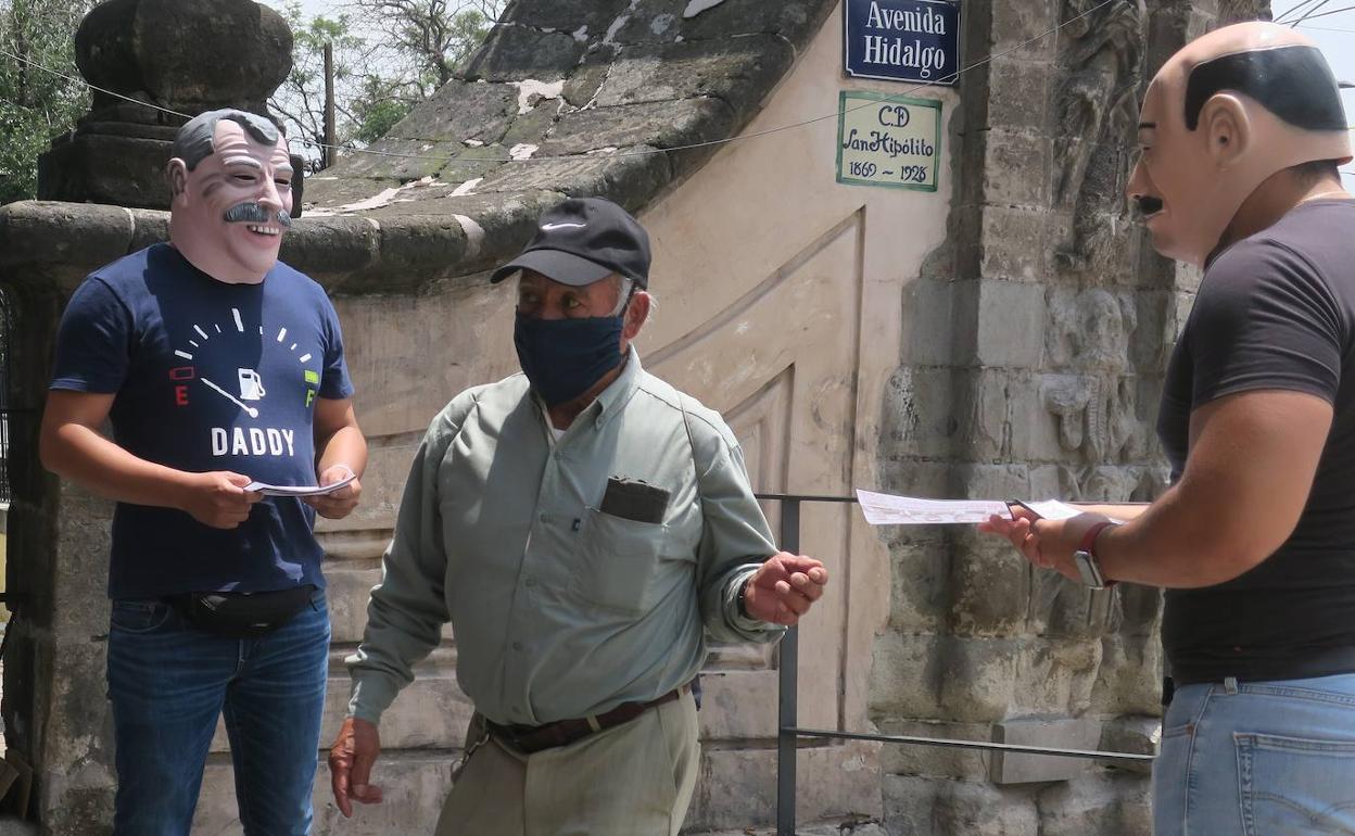 Un ciudadano con la máscara de un expresidente promueve el 'sí'.