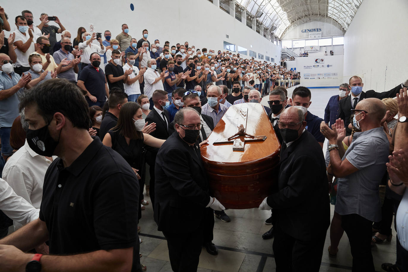 El Genovés llora la marcha de un mito. De su mito. Paco Cabanes, la mayor leyenda de la pilota valenciana, falleció este sábado a los 66 años y este domingo 1 de agosto ha sido despedido con honores por el pueblo que le vio nacer. Numerosos amigos y aficionados se han desplazado a la localidad de la Costera para dar su último adiós al genio que revolucionó los trinquets. 