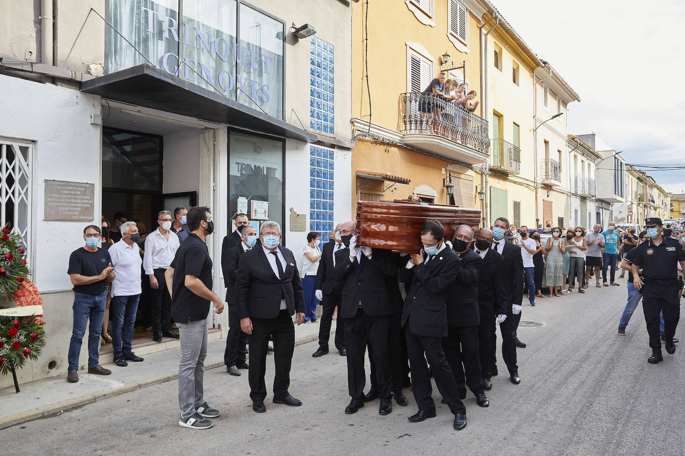 El Genovés llora la marcha de un mito. De su mito. Paco Cabanes, la mayor leyenda de la pilota valenciana, falleció este sábado a los 66 años y este domingo 1 de agosto ha sido despedido con honores por el pueblo que le vio nacer. Numerosos amigos y aficionados se han desplazado a la localidad de la Costera para dar su último adiós al genio que revolucionó los trinquets. 