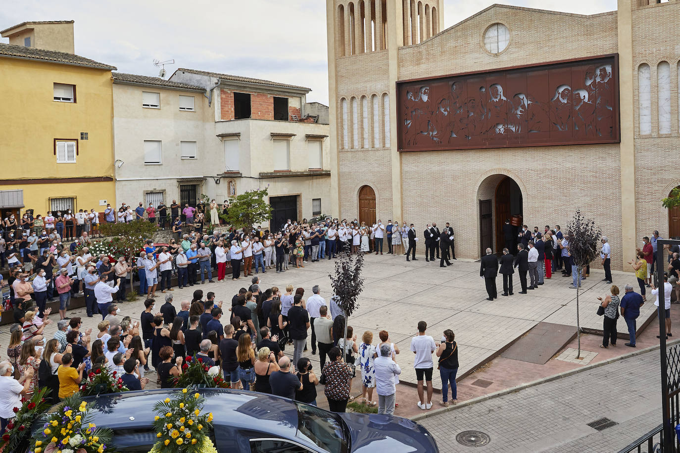 El Genovés llora la marcha de un mito. De su mito. Paco Cabanes, la mayor leyenda de la pilota valenciana, falleció este sábado a los 66 años y este domingo 1 de agosto ha sido despedido con honores por el pueblo que le vio nacer. Numerosos amigos y aficionados se han desplazado a la localidad de la Costera para dar su último adiós al genio que revolucionó los trinquets. 