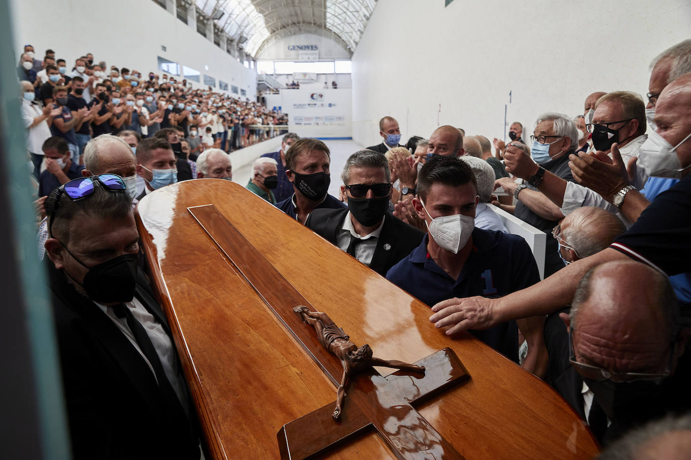 El Genovés llora la marcha de un mito. De su mito. Paco Cabanes, la mayor leyenda de la pilota valenciana, falleció este sábado a los 66 años y este domingo 1 de agosto ha sido despedido con honores por el pueblo que le vio nacer. Numerosos amigos y aficionados se han desplazado a la localidad de la Costera para dar su último adiós al genio que revolucionó los trinquets. 