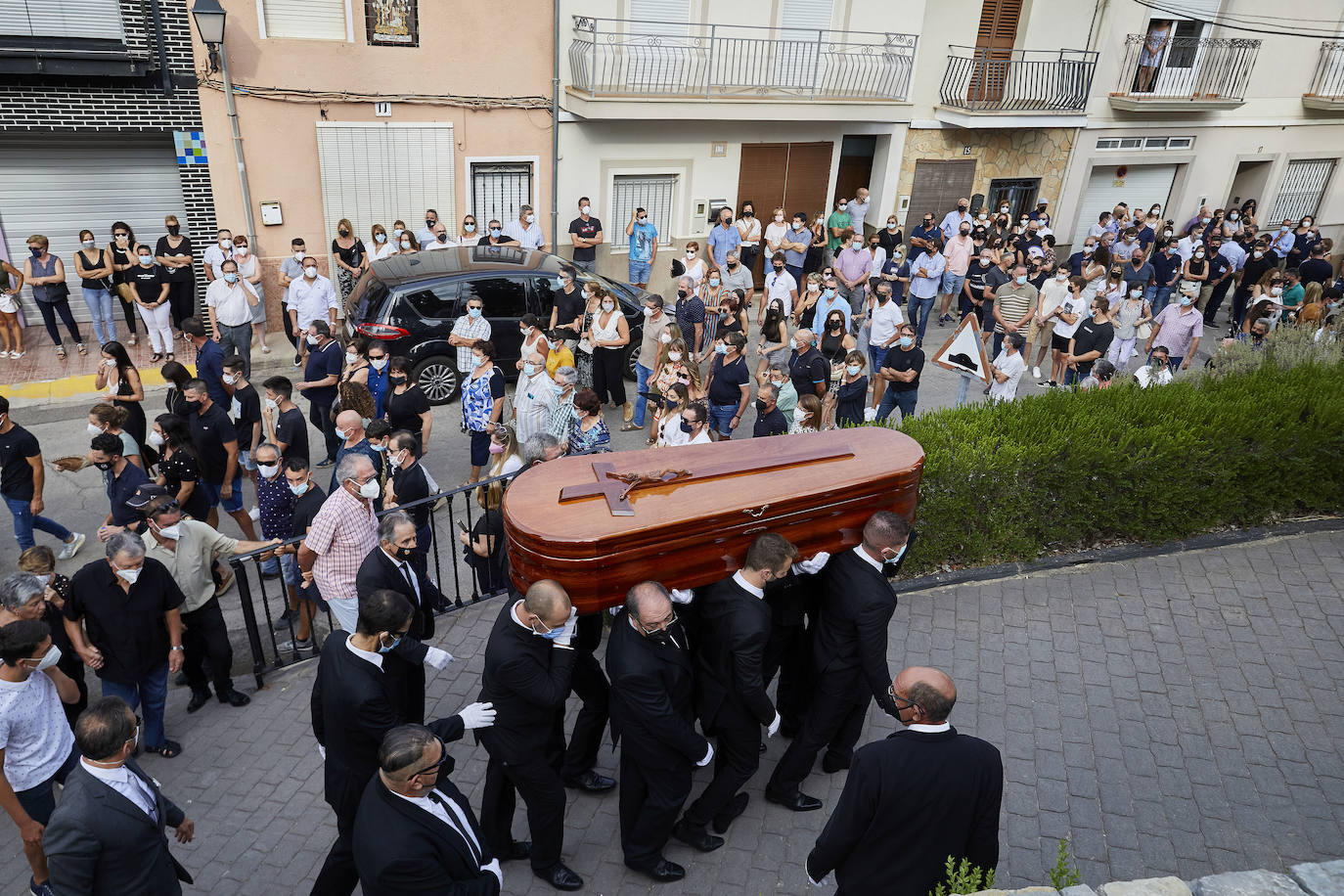 El Genovés llora la marcha de un mito. De su mito. Paco Cabanes, la mayor leyenda de la pilota valenciana, falleció este sábado a los 66 años y este domingo 1 de agosto ha sido despedido con honores por el pueblo que le vio nacer. Numerosos amigos y aficionados se han desplazado a la localidad de la Costera para dar su último adiós al genio que revolucionó los trinquets. 