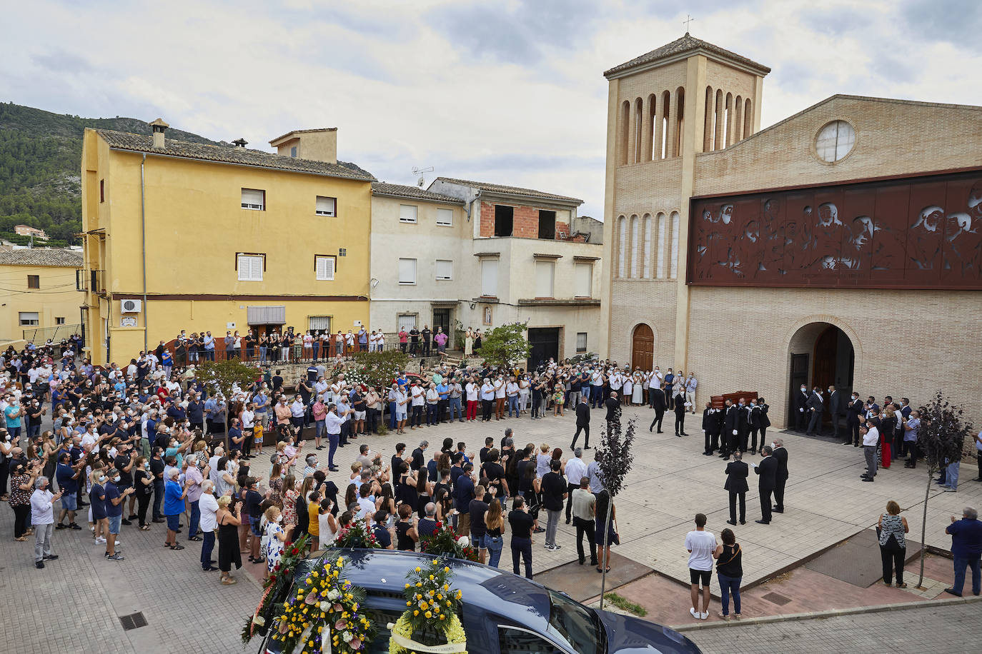 El Genovés llora la marcha de un mito. De su mito. Paco Cabanes, la mayor leyenda de la pilota valenciana, falleció este sábado a los 66 años y este domingo 1 de agosto ha sido despedido con honores por el pueblo que le vio nacer. Numerosos amigos y aficionados se han desplazado a la localidad de la Costera para dar su último adiós al genio que revolucionó los trinquets. 