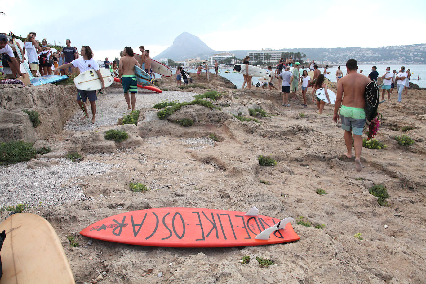 El valenciano Óscar Serra falleció el 17 de julio en México al golpearse en la cabeza contra el fondo cuando intentaba cabalgar una ola en la playa de Zicatela, en Puerto Escondido, Oaxaca. Este domingo, el mundo del surf, familiares, amigos y conocidos, le han rendido en Xàbia un emotivo homenaje. 