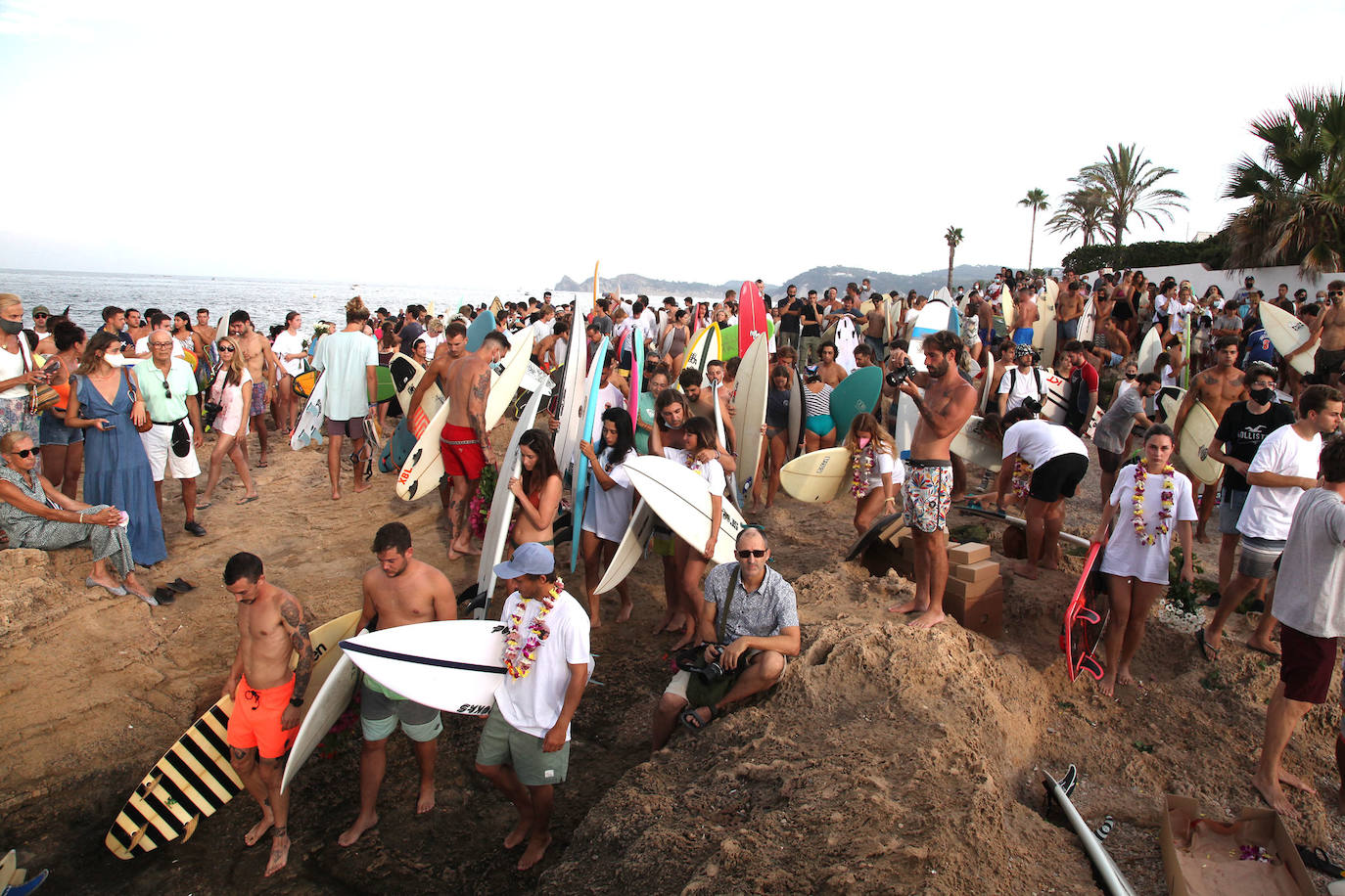 El valenciano Óscar Serra falleció el 17 de julio en México al golpearse en la cabeza contra el fondo cuando intentaba cabalgar una ola en la playa de Zicatela, en Puerto Escondido, Oaxaca. Este domingo, el mundo del surf, familiares, amigos y conocidos, le han rendido en Xàbia un emotivo homenaje. 