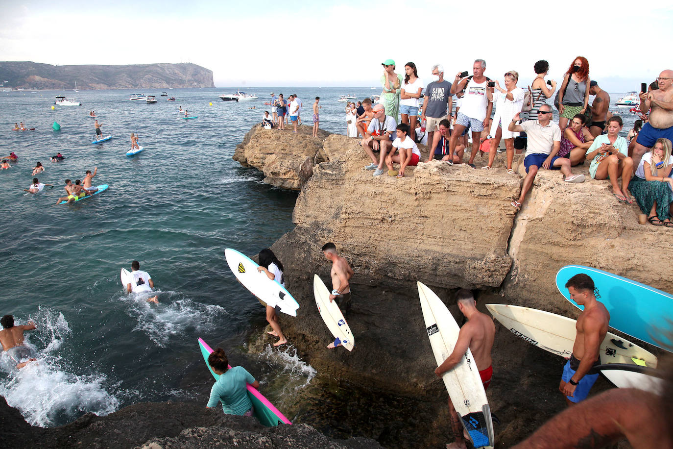 El valenciano Óscar Serra falleció el 17 de julio en México al golpearse en la cabeza contra el fondo cuando intentaba cabalgar una ola en la playa de Zicatela, en Puerto Escondido, Oaxaca. Este domingo, el mundo del surf, familiares, amigos y conocidos, le han rendido en Xàbia un emotivo homenaje. 