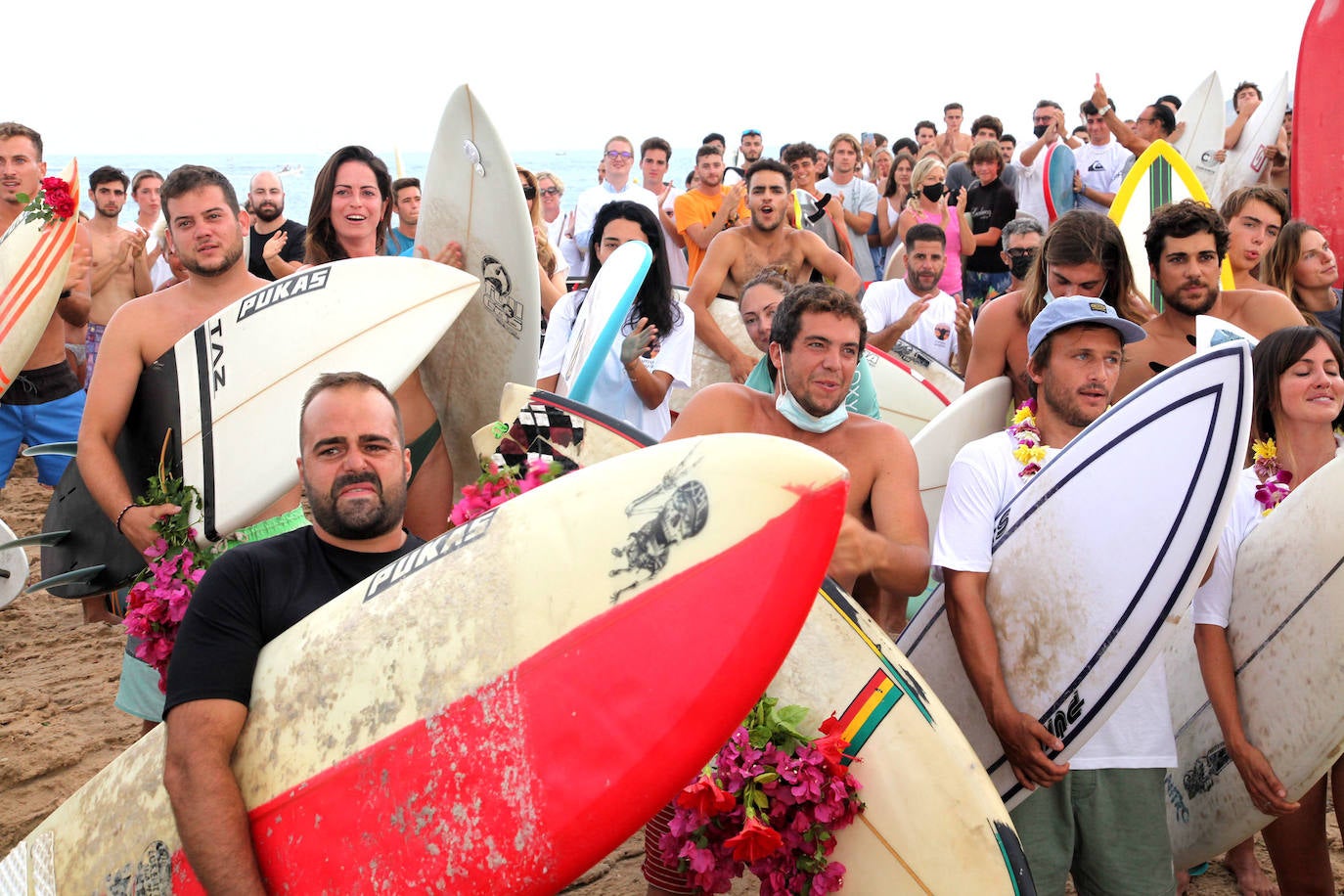 El valenciano Óscar Serra falleció el 17 de julio en México al golpearse en la cabeza contra el fondo cuando intentaba cabalgar una ola en la playa de Zicatela, en Puerto Escondido, Oaxaca. Este domingo, el mundo del surf, familiares, amigos y conocidos, le han rendido en Xàbia un emotivo homenaje. 