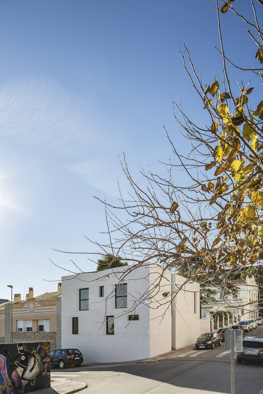 En la vivienda de Javier Solís Se han actualizado las formas con los códigos de la arquitectura contemporánea, una renovación centenaria en el centro de Godella de la mano del arquitecto Nacho Díaz. La habitación principal de la vivienda cuenta con vestidor y baño en suite, el despacho está decorado con mobiliario de diseño y el salón-comedor-cocina cuenta con el gran lucernario. La escalera principal está realizada en microcemento y madera, el detalle de estar suspendida aporta sensación de amplitud. La vista exterior de la vivienda está planteada en forma de cubo.