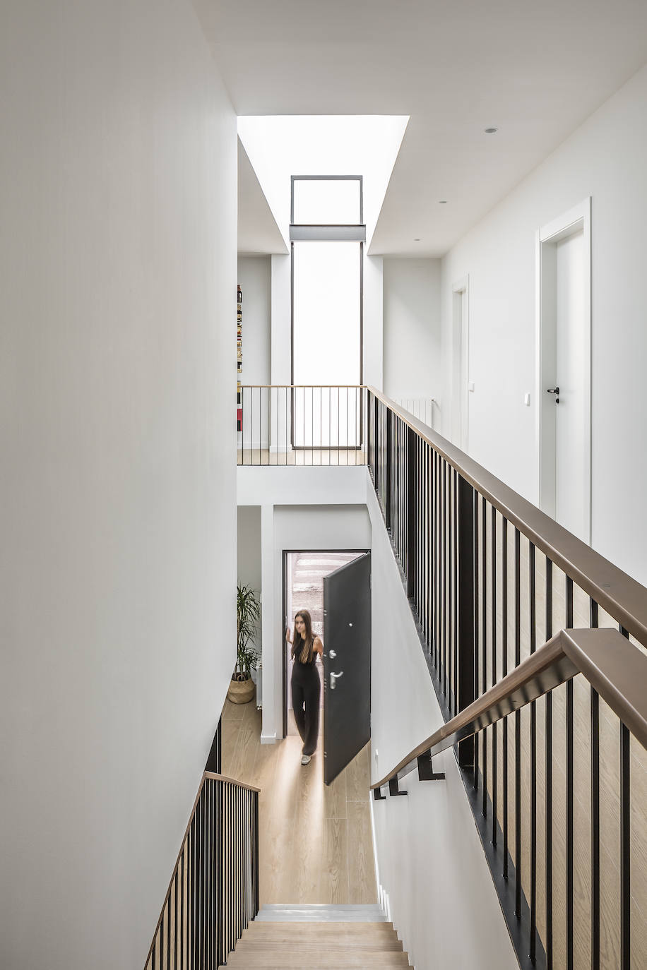 En la vivienda de Javier Solís Se han actualizado las formas con los códigos de la arquitectura contemporánea, una renovación centenaria en el centro de Godella de la mano del arquitecto Nacho Díaz. La habitación principal de la vivienda cuenta con vestidor y baño en suite, el despacho está decorado con mobiliario de diseño y el salón-comedor-cocina cuenta con el gran lucernario. La escalera principal está realizada en microcemento y madera, el detalle de estar suspendida aporta sensación de amplitud. La vista exterior de la vivienda está planteada en forma de cubo.