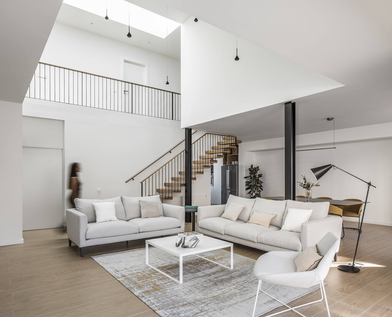 En la vivienda de Javier Solís Se han actualizado las formas con los códigos de la arquitectura contemporánea, una renovación centenaria en el centro de Godella de la mano del arquitecto Nacho Díaz. La habitación principal de la vivienda cuenta con vestidor y baño en suite, el despacho está decorado con mobiliario de diseño y el salón-comedor-cocina cuenta con el gran lucernario. La escalera principal está realizada en microcemento y madera, el detalle de estar suspendida aporta sensación de amplitud. La vista exterior de la vivienda está planteada en forma de cubo.