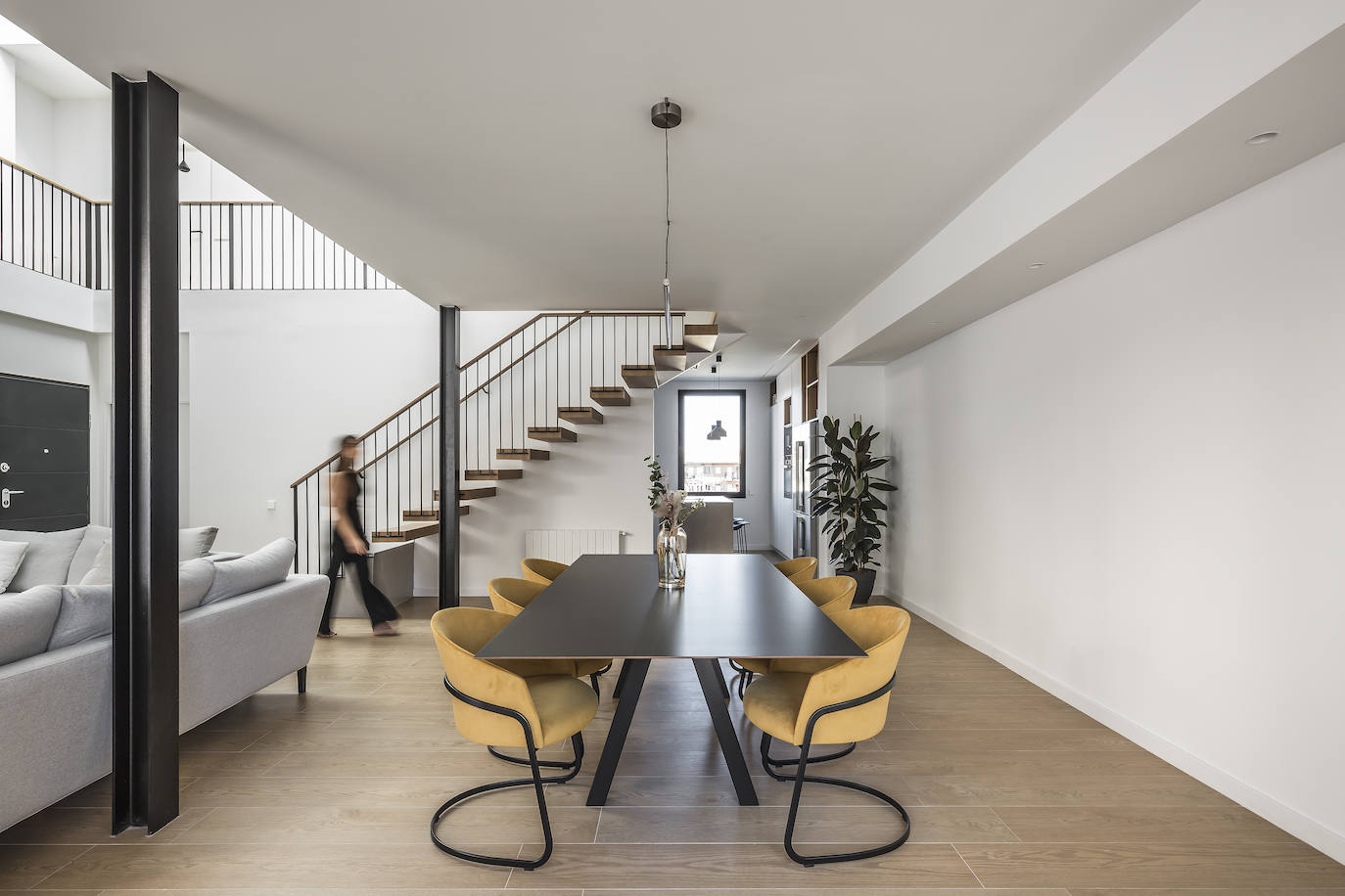 En la vivienda de Javier Solís Se han actualizado las formas con los códigos de la arquitectura contemporánea, una renovación centenaria en el centro de Godella de la mano del arquitecto Nacho Díaz. La habitación principal de la vivienda cuenta con vestidor y baño en suite, el despacho está decorado con mobiliario de diseño y el salón-comedor-cocina cuenta con el gran lucernario. La escalera principal está realizada en microcemento y madera, el detalle de estar suspendida aporta sensación de amplitud. La vista exterior de la vivienda está planteada en forma de cubo.