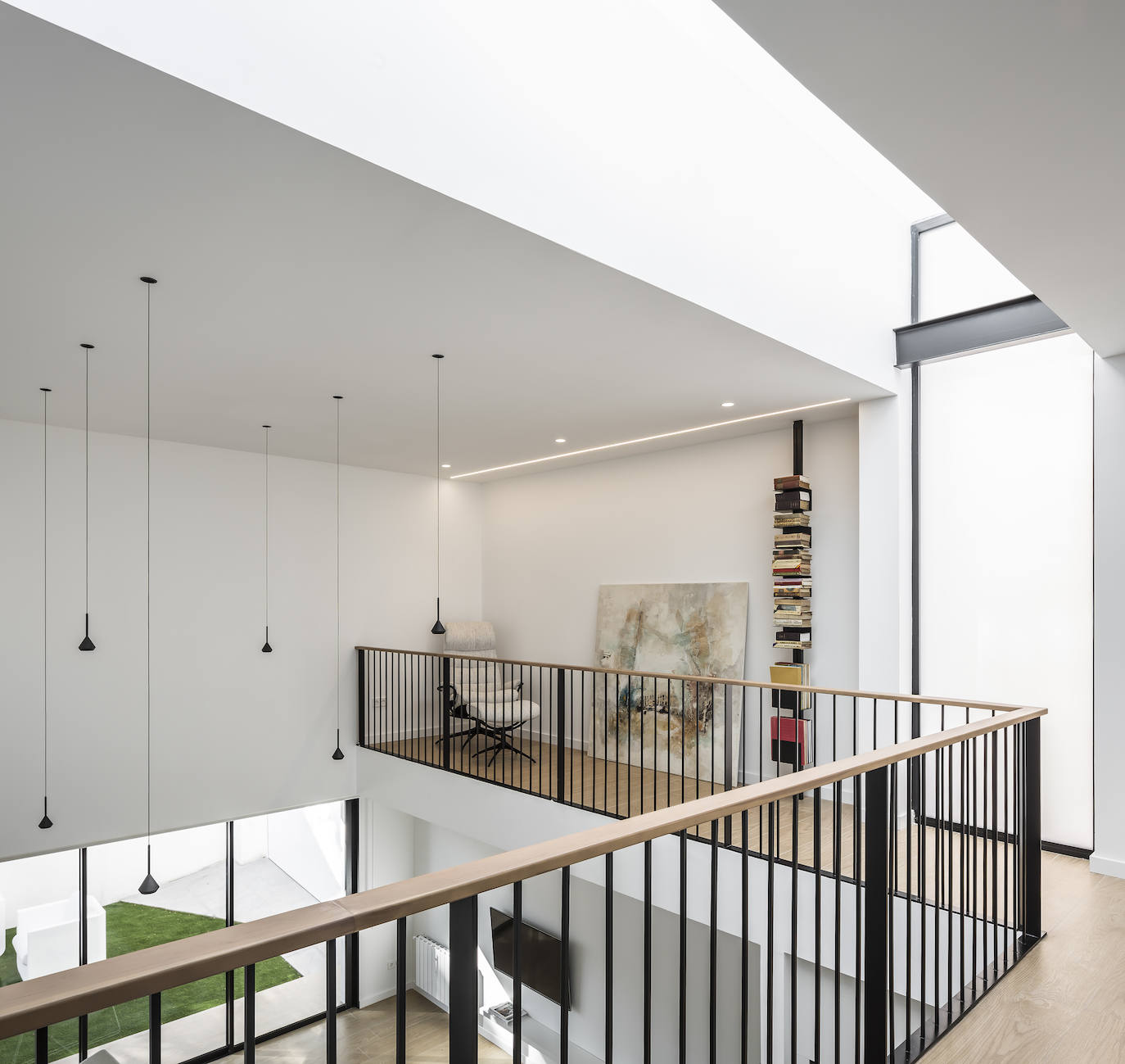 En la vivienda de Javier Solís Se han actualizado las formas con los códigos de la arquitectura contemporánea, una renovación centenaria en el centro de Godella de la mano del arquitecto Nacho Díaz. La habitación principal de la vivienda cuenta con vestidor y baño en suite, el despacho está decorado con mobiliario de diseño y el salón-comedor-cocina cuenta con el gran lucernario. La escalera principal está realizada en microcemento y madera, el detalle de estar suspendida aporta sensación de amplitud. La vista exterior de la vivienda está planteada en forma de cubo.