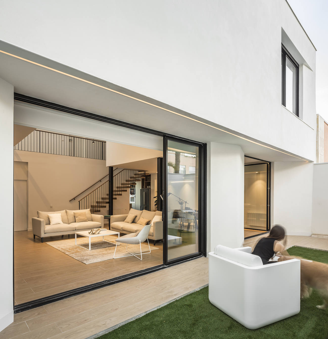 En la vivienda de Javier Solís Se han actualizado las formas con los códigos de la arquitectura contemporánea, una renovación centenaria en el centro de Godella de la mano del arquitecto Nacho Díaz. La habitación principal de la vivienda cuenta con vestidor y baño en suite, el despacho está decorado con mobiliario de diseño y el salón-comedor-cocina cuenta con el gran lucernario. La escalera principal está realizada en microcemento y madera, el detalle de estar suspendida aporta sensación de amplitud. La vista exterior de la vivienda está planteada en forma de cubo.