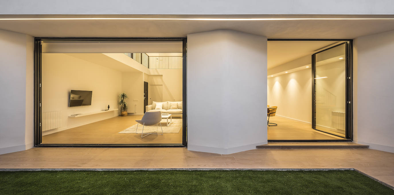 En la vivienda de Javier Solís Se han actualizado las formas con los códigos de la arquitectura contemporánea, una renovación centenaria en el centro de Godella de la mano del arquitecto Nacho Díaz. La habitación principal de la vivienda cuenta con vestidor y baño en suite, el despacho está decorado con mobiliario de diseño y el salón-comedor-cocina cuenta con el gran lucernario. La escalera principal está realizada en microcemento y madera, el detalle de estar suspendida aporta sensación de amplitud. La vista exterior de la vivienda está planteada en forma de cubo.