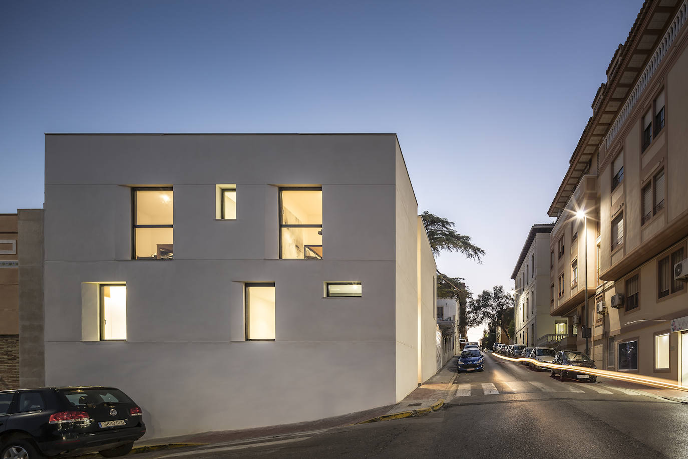 En la vivienda de Javier Solís Se han actualizado las formas con los códigos de la arquitectura contemporánea, una renovación centenaria en el centro de Godella de la mano del arquitecto Nacho Díaz. La habitación principal de la vivienda cuenta con vestidor y baño en suite, el despacho está decorado con mobiliario de diseño y el salón-comedor-cocina cuenta con el gran lucernario. La escalera principal está realizada en microcemento y madera, el detalle de estar suspendida aporta sensación de amplitud. La vista exterior de la vivienda está planteada en forma de cubo.