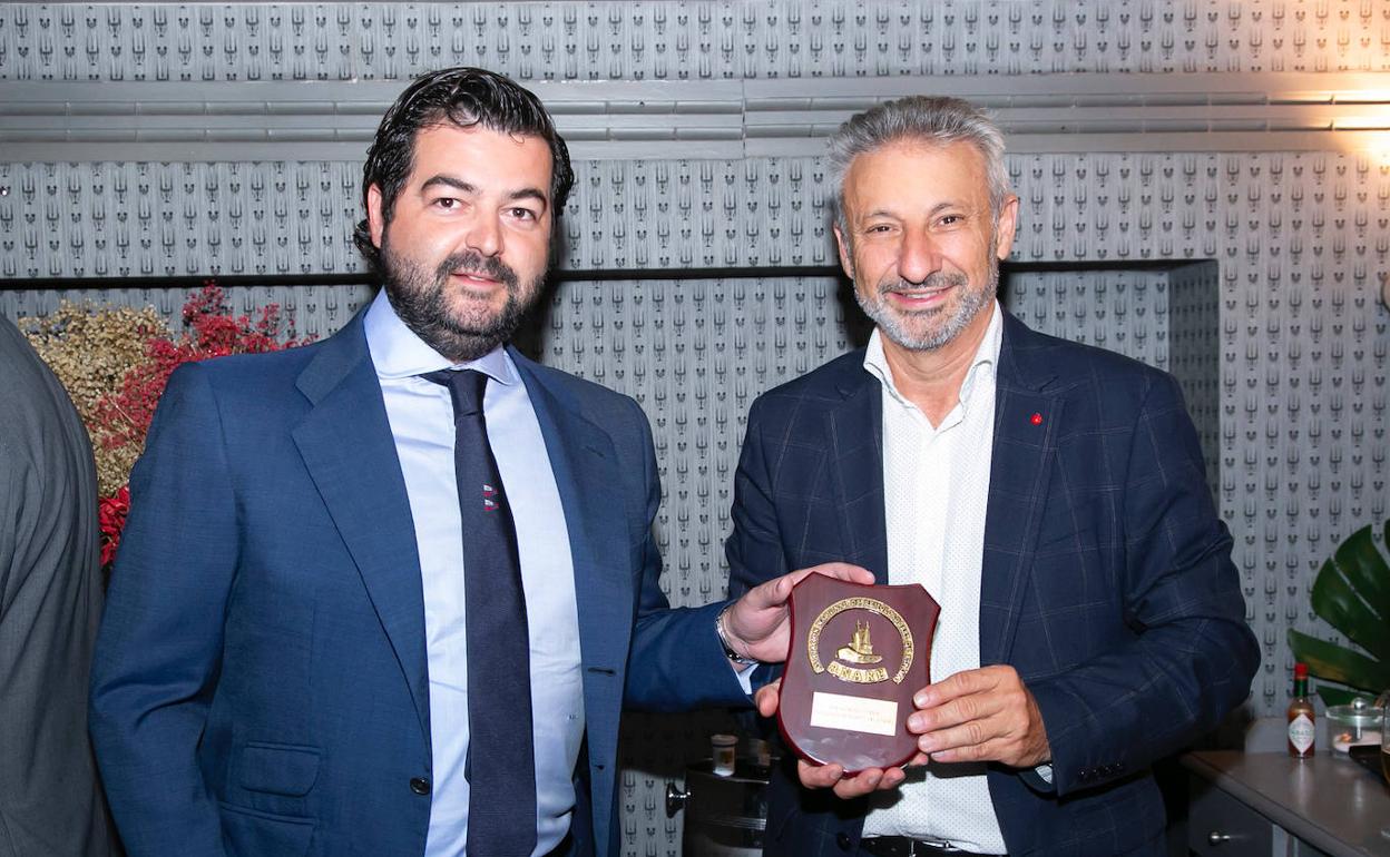 Vicente Boluda Ceballos entrega una metopa al presidente de Puertos del Estado, Francisco Toledo. 