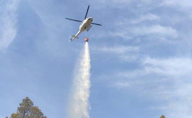 Un helicóptero durante la extinción del incendio en Serra Gelada. 