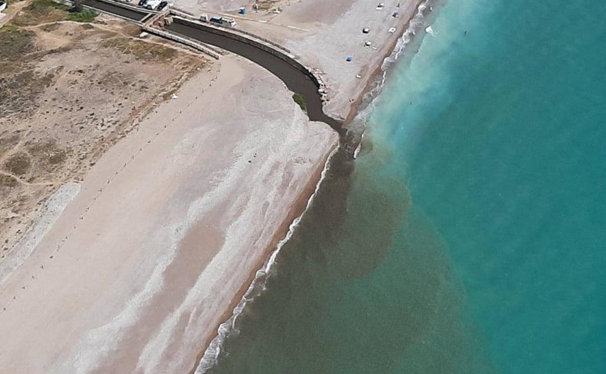 El vertido que denuncian los vecinos de las playas de Almardà. 