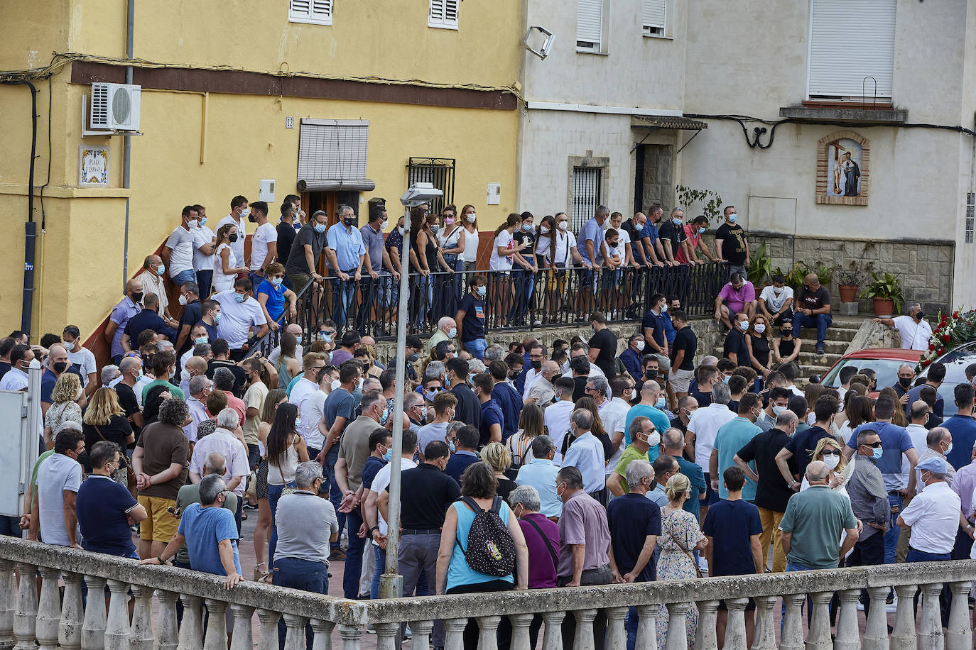 El Genovés llora la marcha de un mito. De su mito. Paco Cabanes, la mayor leyenda de la pilota valenciana, falleció este sábado a los 66 años y este domingo 1 de agosto ha sido despedido con honores por el pueblo que le vio nacer. Numerosos amigos y aficionados se han desplazado a la localidad de la Costera para dar su último adiós al genio que revolucionó los trinquets. 