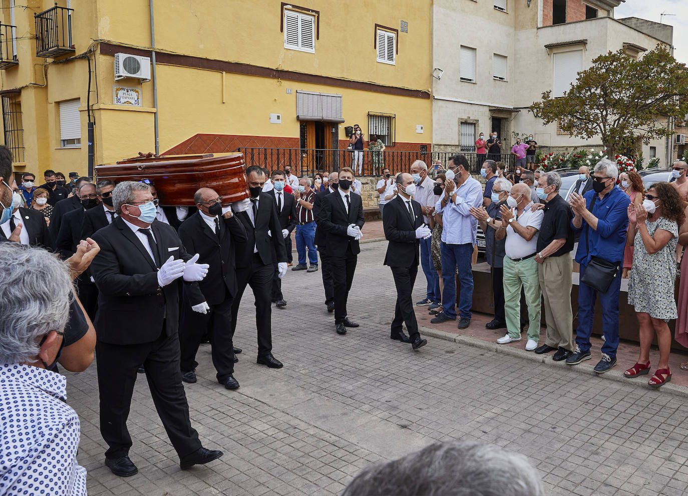 El Genovés llora la marcha de un mito. De su mito. Paco Cabanes, la mayor leyenda de la pilota valenciana, falleció este sábado a los 66 años y este domingo 1 de agosto ha sido despedido con honores por el pueblo que le vio nacer. Numerosos amigos y aficionados se han desplazado a la localidad de la Costera para dar su último adiós al genio que revolucionó los trinquets. 