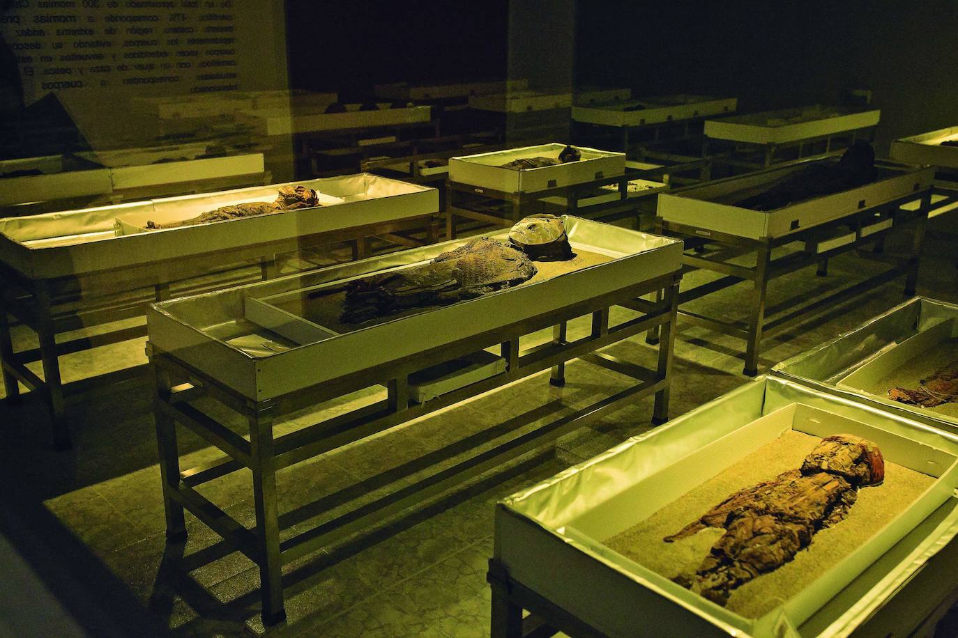 15.- ASENTAMIENTO Y MOMIFICACIÓN ARTIFICIAL DE LA CULTURA CHINCHORRO EN LA REGIÓN DE ARICA Y PARINACOTA (CHILE) | El Faldeo Norte del Morro de Arica, Colón 10 y la Desembocadura de Camarones, los dos primeros en la ciudad de Arica y el último en un entorno rural 100 km. más al sur, forman parte de este asentamiento. Desde aproximadamente el año 5440 hasta el año 890 a.C., este pueblo habitó estos lugares, donde dejaron la evidencia arqueológica más antigua conocida de la momificación artificial de cuerpos, además de pruebas de la evolución de sus complejas prácticas funerarias. 