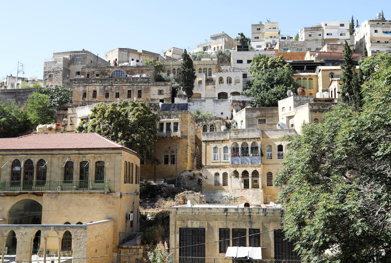 4.- AS-SALT, LUGAR DE TOLERANCIA Y HOSPITALIDAD URBANA (JORDANIA) | Este importante enlace comercial entre el desierto oriental y el occidental está situado en el altiplano de Balqa, en la zona oeste de Jordania. La ciudad de As-Salt está construida sobre tres colinas cercanas, un lugar que, durante los últimos años del periodo otomano prosperó por el tráfico y el asentamiento de mercaderes procedentes de Naplusa, Siria y Líbano. Banca, comercio y agricultura fueron los principales ejes del desarrollo de esta ciudad, que a raíz de esto atrajo a artesanos que modelaron el entorno rural, creando una arquitectura distintiva caracterizada por grandes edificios públicos y viviendas de piedra caliza amarilla. 
