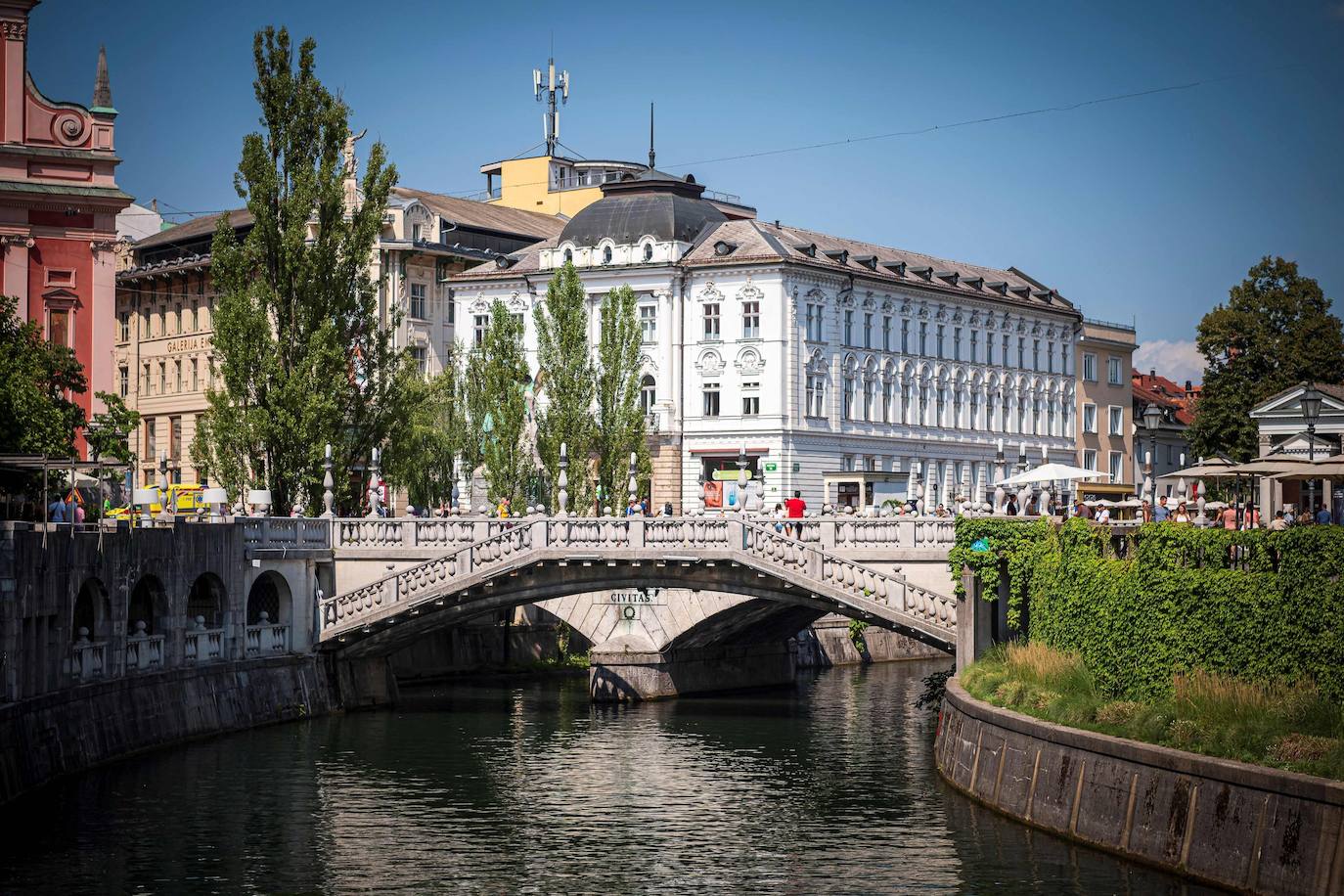 6.- LAS OBRAS DE JOŽE PLECNIK EN LJUBLJANA - DISEÑO URBANO CENTRADO EN EL SER HUMANO | El arquitecto esloveno Jože Plečnik (1872-1957) tiene la mayoría de su obra repartida entre tres ciudades: Praga, Viena y Liubliana. Después de estudiar en Viena e iniciarse en la arquitectura moderna, de la que pronto se convirtió en pionero, viajó a Praga, donde transformó el castillo y remodeló sus jardines. Pero fue en Liubliana, su ciudad natal, donde dedicó gran parte de sus poderes creativos en el diseño de los espacios, formando una de las obras integradas más importantes del siglo XX. 