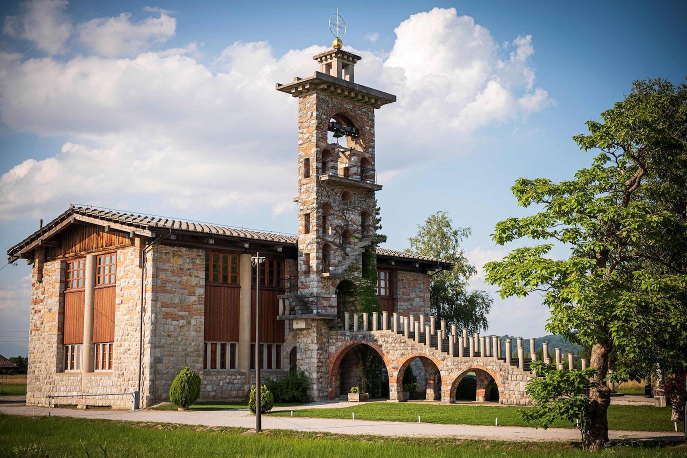 6.- LAS OBRAS DE JOŽE PLECNIK EN LJUBLJANA - DISEÑO URBANO CENTRADO EN EL SER HUMANO | El arquitecto esloveno Jože Plečnik (1872-1957) tiene la mayoría de su obra repartida entre tres ciudades: Praga, Viena y Liubliana. Después de estudiar en Viena e iniciarse en la arquitectura moderna, de la que pronto se convirtió en pionero, viajó a Praga, donde transformó el castillo y remodeló sus jardines. Pero fue en Liubliana, su ciudad natal, donde dedicó gran parte de sus poderes creativos en el diseño de los espacios, formando una de las obras integradas más importantes del siglo XX. 
