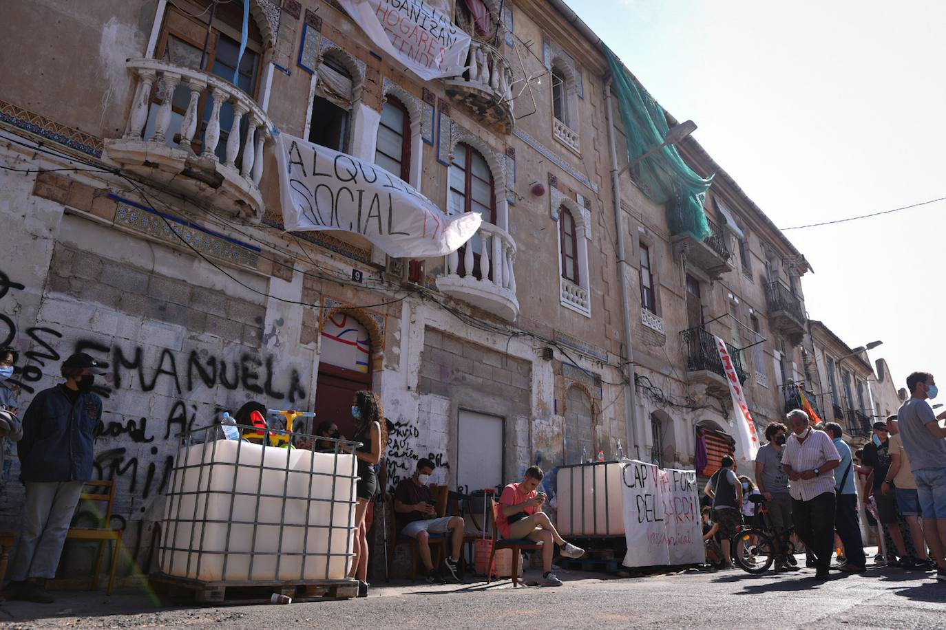 Los vecinos de dos edificios de la calle Manuel Arnau se han atrincherado este lunes para evitar el desalojo de las viviendas. Hace una semana que la policía notificó a los vecinos que debían dejar estas ocho viviendas de los números nueve y once de este callejón sin salida. El mismo en el que se han encontrado las familias: inmigrantes, ocupas, niños y enfermos, familias vulnerables y sin recursos que no tienen dónde ir.