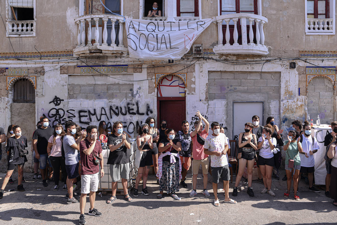 Los vecinos de dos edificios de la calle Manuel Arnau se han atrincherado este lunes para evitar el desalojo de las viviendas. Hace una semana que la policía notificó a los vecinos que debían dejar estas ocho viviendas de los números nueve y once de este callejón sin salida. El mismo en el que se han encontrado las familias: inmigrantes, ocupas, niños y enfermos, familias vulnerables y sin recursos que no tienen dónde ir.