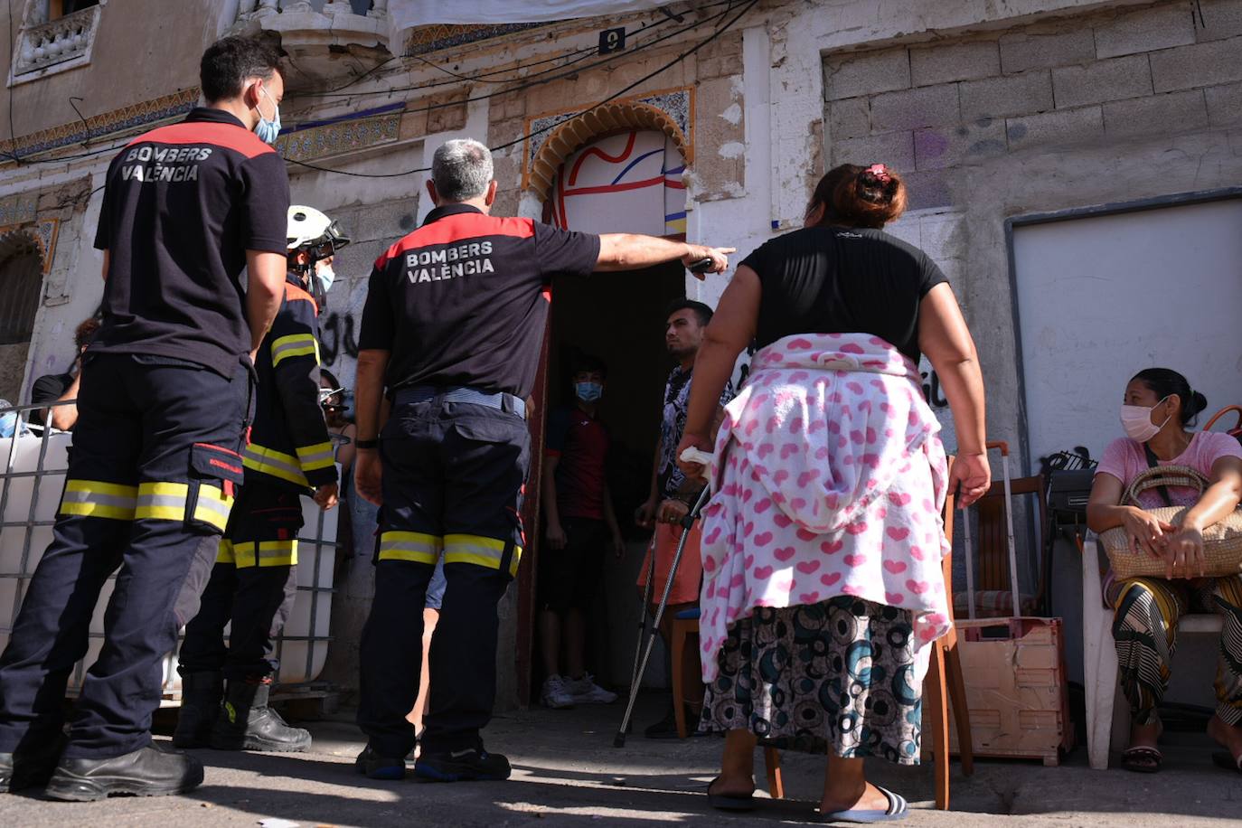 Los vecinos de dos edificios de la calle Manuel Arnau se han atrincherado este lunes para evitar el desalojo de las viviendas. Hace una semana que la policía notificó a los vecinos que debían dejar estas ocho viviendas de los números nueve y once de este callejón sin salida. El mismo en el que se han encontrado las familias: inmigrantes, ocupas, niños y enfermos, familias vulnerables y sin recursos que no tienen dónde ir.