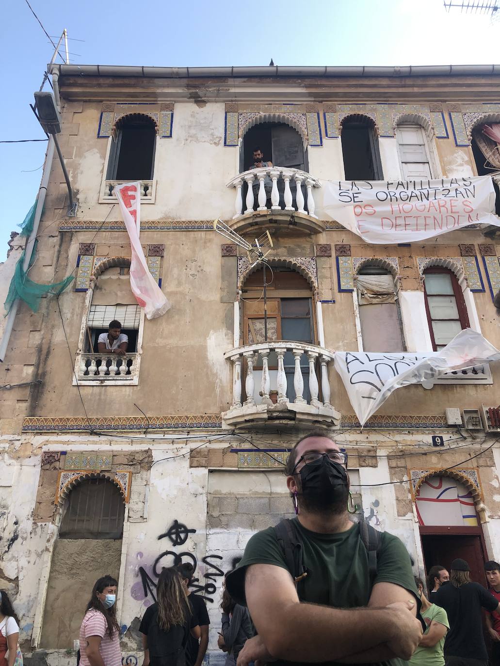 Los vecinos de dos edificios de la calle Manuel Arnau se han atrincherado este lunes para evitar el desalojo de las viviendas. Hace una semana que la policía notificó a los vecinos que debían dejar estas ocho viviendas de los números nueve y once de este callejón sin salida. El mismo en el que se han encontrado las familias: inmigrantes, ocupas, niños y enfermos, familias vulnerables y sin recursos que no tienen dónde ir.