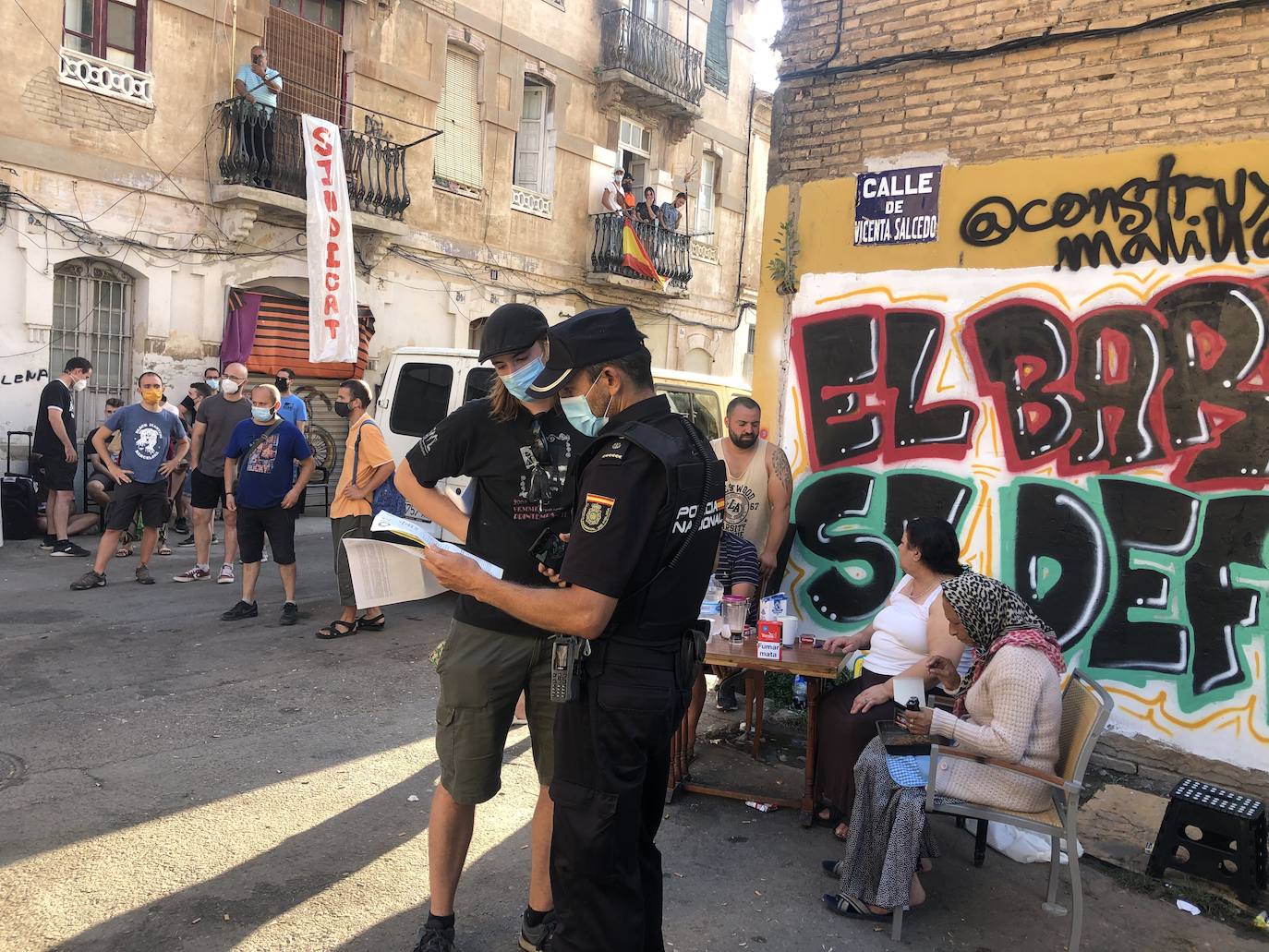 Los vecinos de dos edificios de la calle Manuel Arnau se han atrincherado este lunes para evitar el desalojo de las viviendas. Hace una semana que la policía notificó a los vecinos que debían dejar estas ocho viviendas de los números nueve y once de este callejón sin salida. El mismo en el que se han encontrado las familias: inmigrantes, ocupas, niños y enfermos, familias vulnerables y sin recursos que no tienen dónde ir.