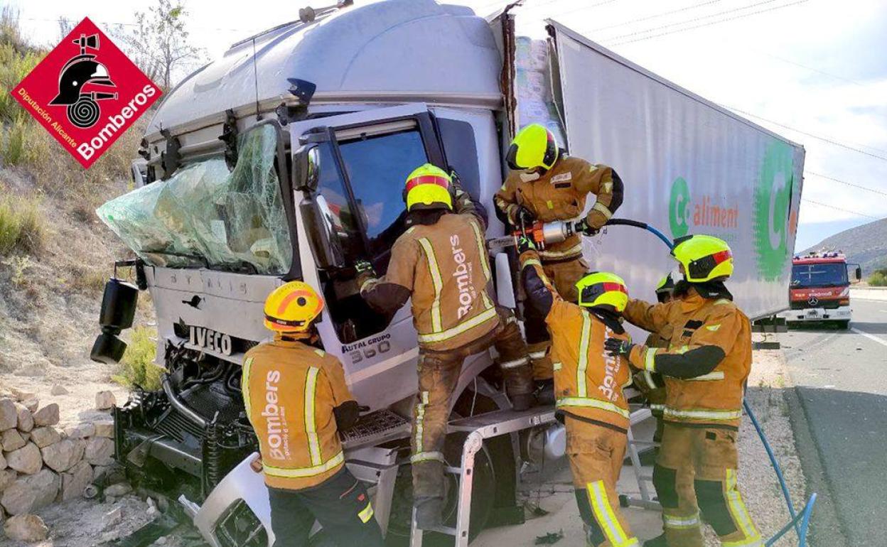 Los bomberos han tenido que excarcelar al conductor del segundo camión. 