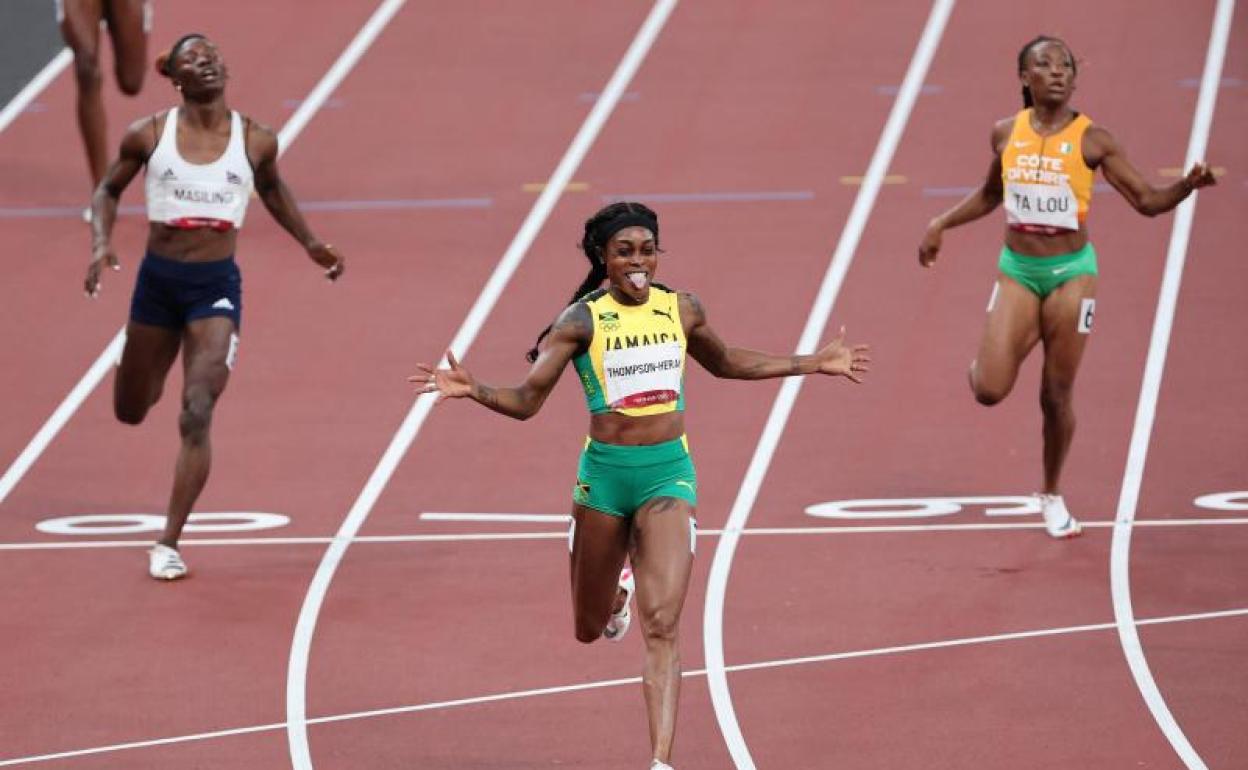 Elaine Thompson-Herah se impone en la final de 200. 