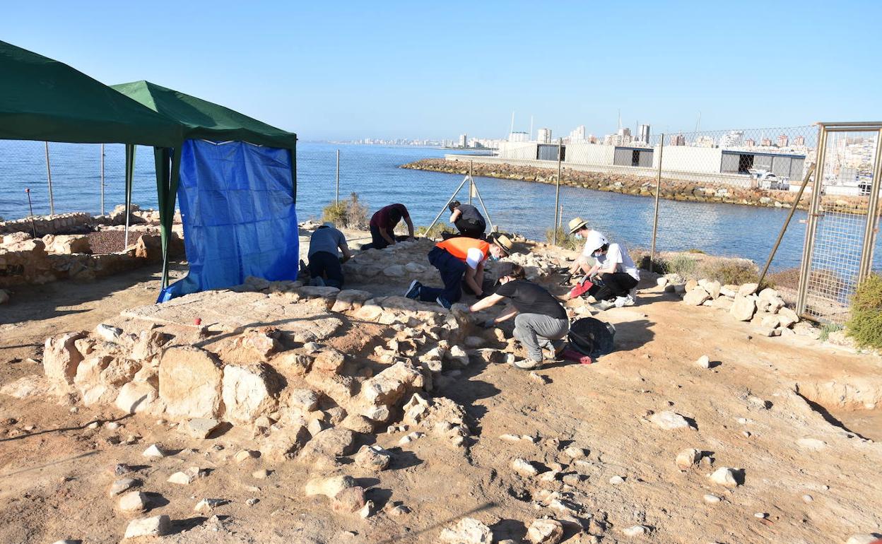 Trabajos de excavación en la Illeta dels Banyets, en El Campello. 