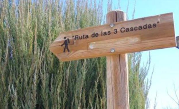 Señal que indica el camino hacia la maravillosa Ruta de las 3 cascadas. 