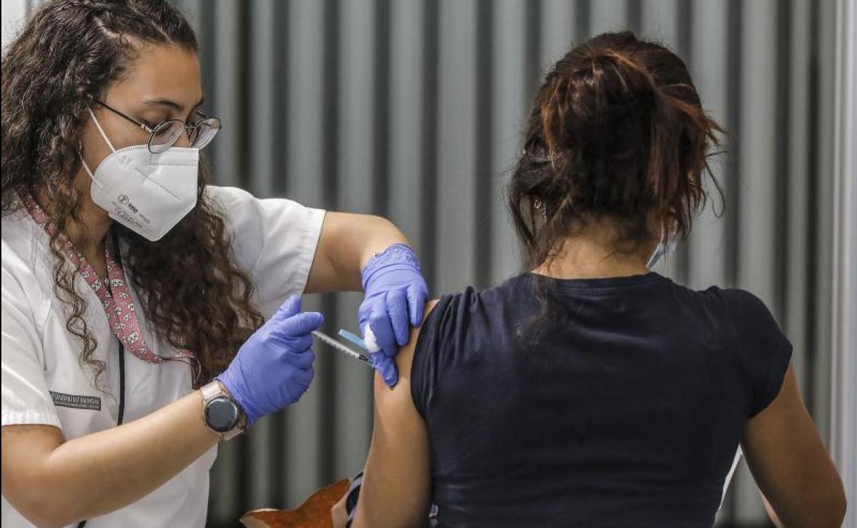 Una joven se vacuna en Valencia.