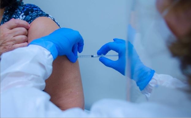 Una mujer recibe su vacuna. 