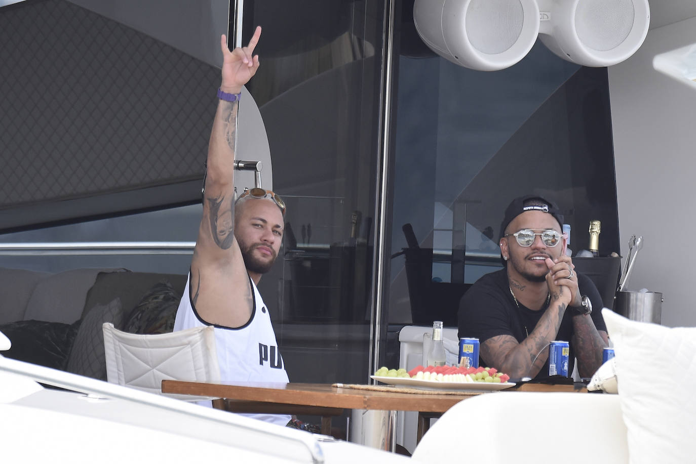 Neymar aprovecha el verano para desconectar a lo grande en Ibiza. El futbolista pasaba este lunes una jornada con amigos en alta mar, al igual que otros compañeros de profesión como Messi, Suárez y Cesc Fábregas, que también se encuentran en la isla disfrutando de las vacaciones.