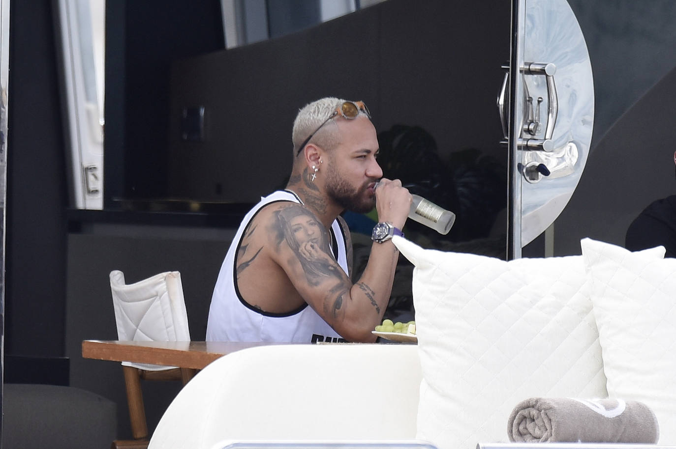 Neymar aprovecha el verano para desconectar a lo grande en Ibiza. El futbolista pasaba este lunes una jornada con amigos en alta mar, al igual que otros compañeros de profesión como Messi, Suárez y Cesc Fábregas, que también se encuentran en la isla disfrutando de las vacaciones.