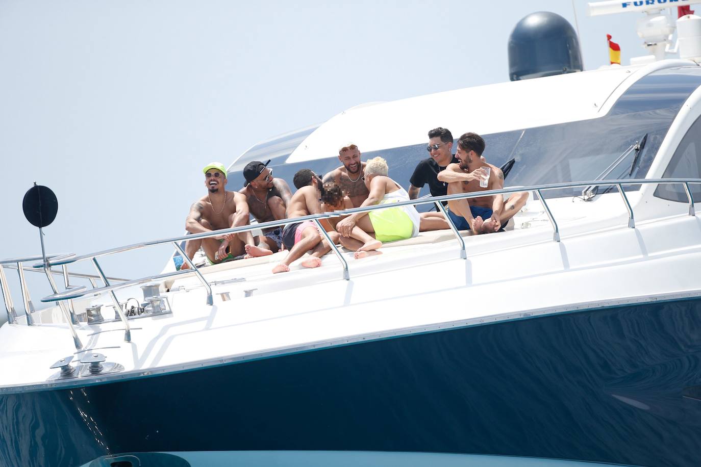 Neymar aprovecha el verano para desconectar a lo grande en Ibiza. El futbolista pasaba este lunes una jornada con amigos en alta mar, al igual que otros compañeros de profesión como Messi, Suárez y Cesc Fábregas, que también se encuentran en la isla disfrutando de las vacaciones.