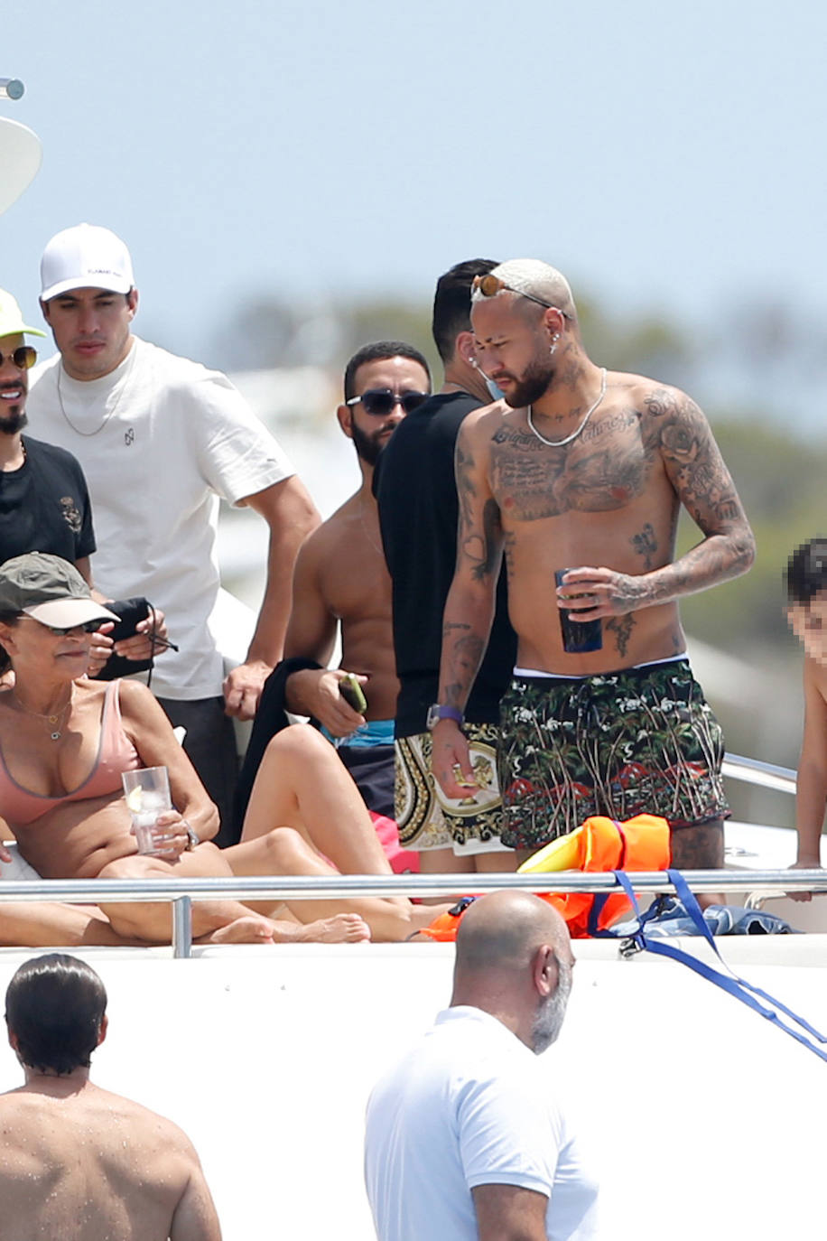 Neymar aprovecha el verano para desconectar a lo grande en Ibiza. El futbolista pasaba este lunes una jornada con amigos en alta mar, al igual que otros compañeros de profesión como Messi, Suárez y Cesc Fábregas, que también se encuentran en la isla disfrutando de las vacaciones.