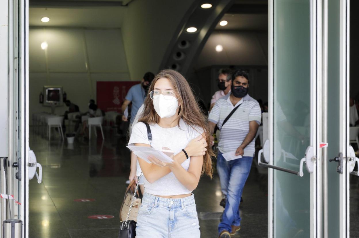 Una joven sale del Museo Príncipe Felipe tras recibir una dosis de la vacuna contra el Covid. irene marsilla