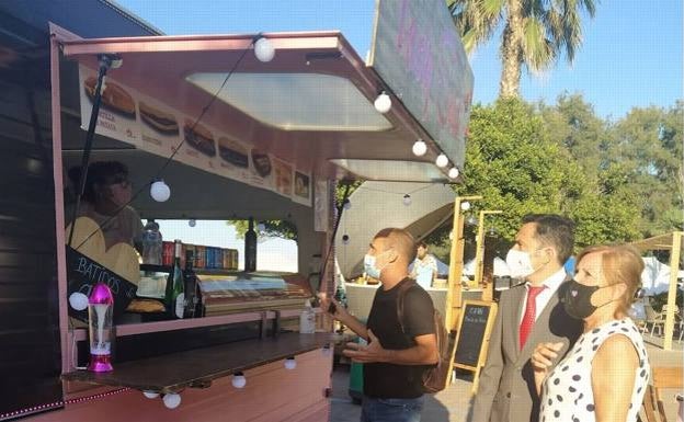 Las caravanas de 'street food' permancerán hasta el 15 de agosto en el aparcamiento del paseo marítimo. 