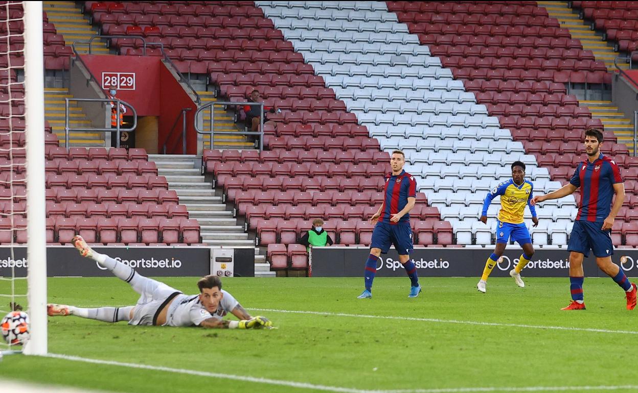 Cárdenas batido en el suelo en la acción del primer gol del Southampton 